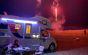 租赁房车露营，篝火、烟花……草原的夜晚很热闹！